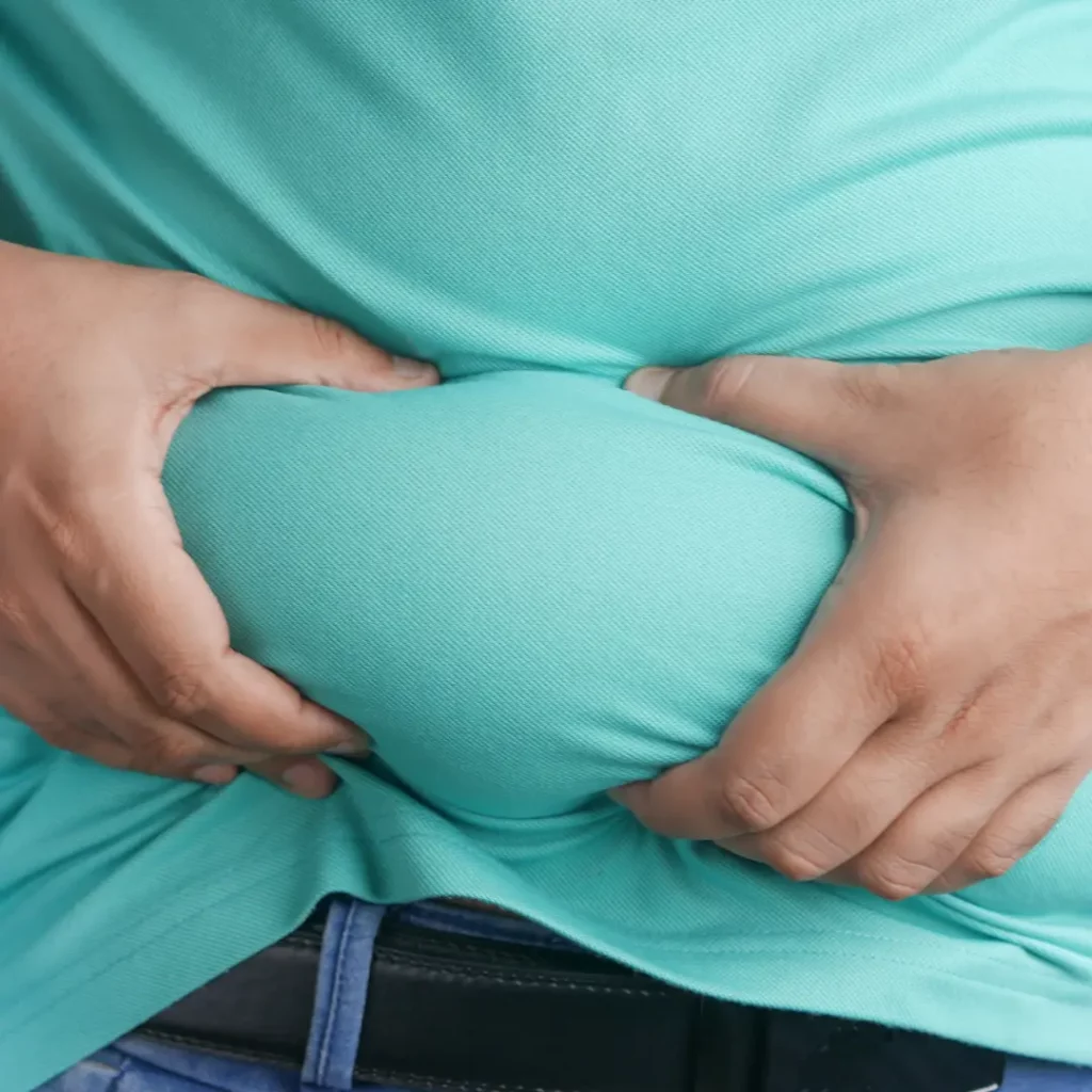 mujer con barriga y exceso de grasa corporal