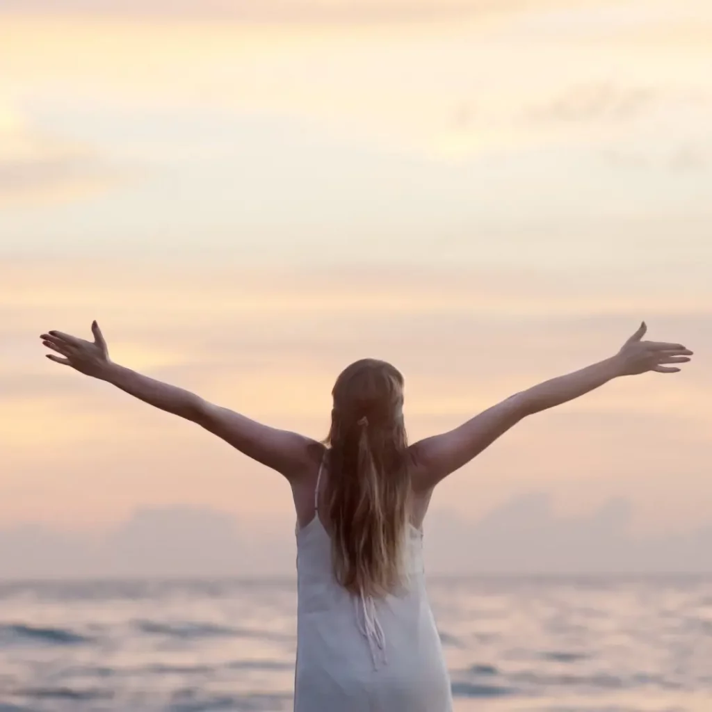 mujer feliz con los brazos abiertos