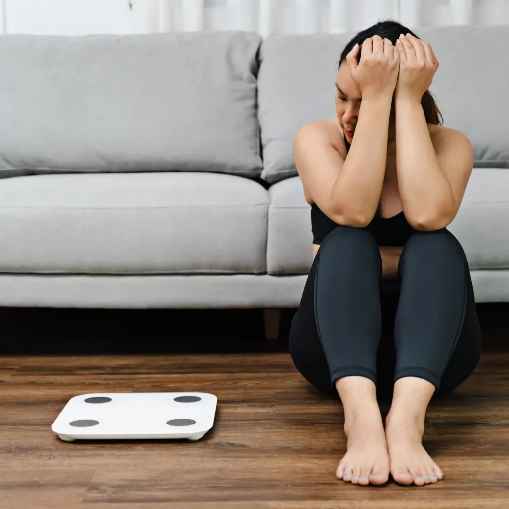 mujer triste sentada en el suelo