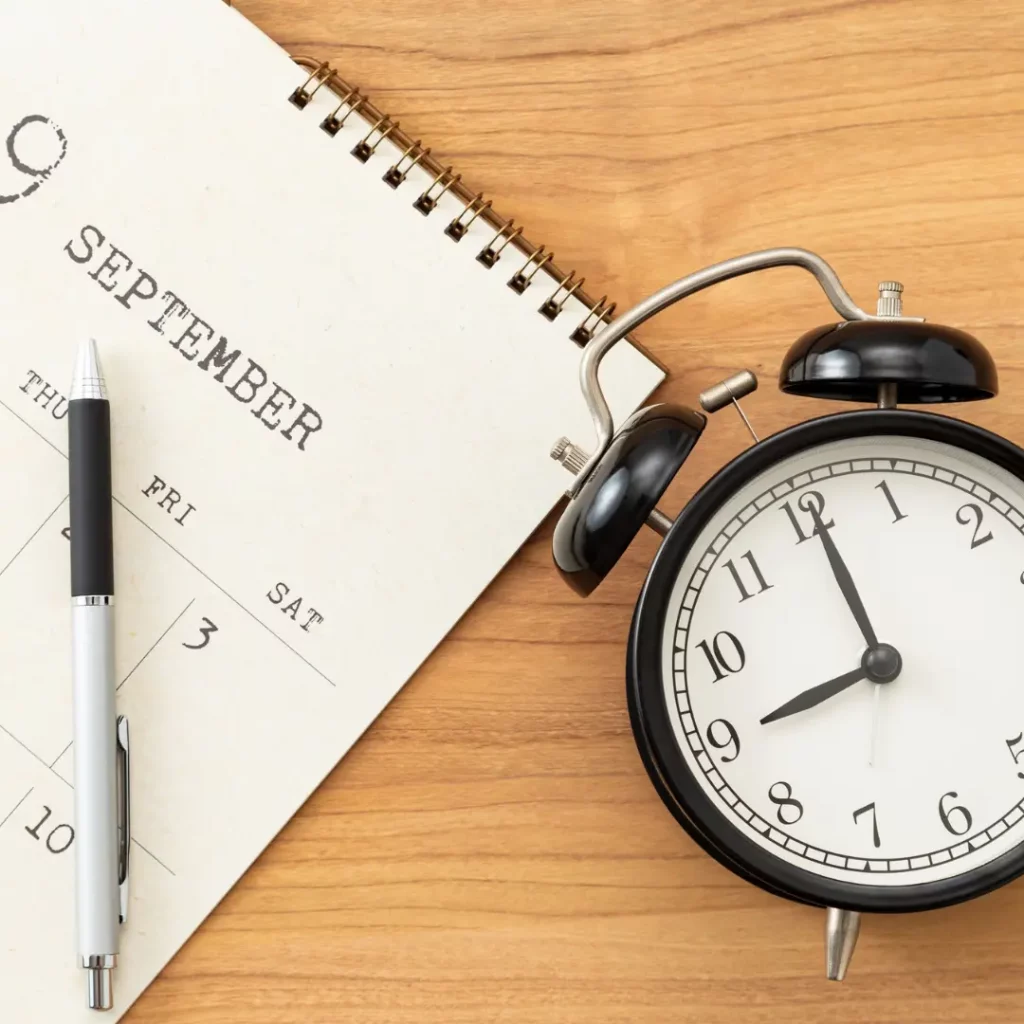 reloj ayuno intermitente con un calendario