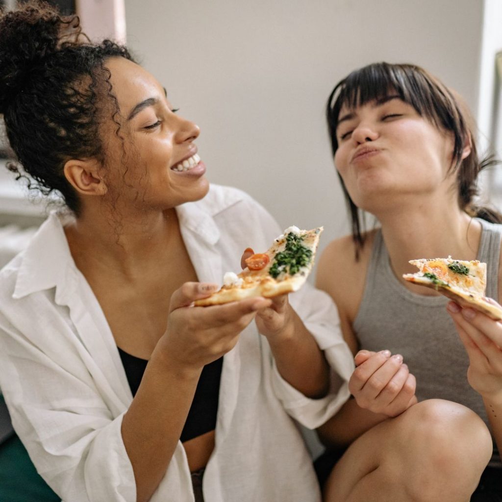 Cómo controlar la ansiedad por la comida durante el ayuno intermitente dos mujeres comiendo